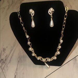 Elegant Gold and Pearl Jewelry Set